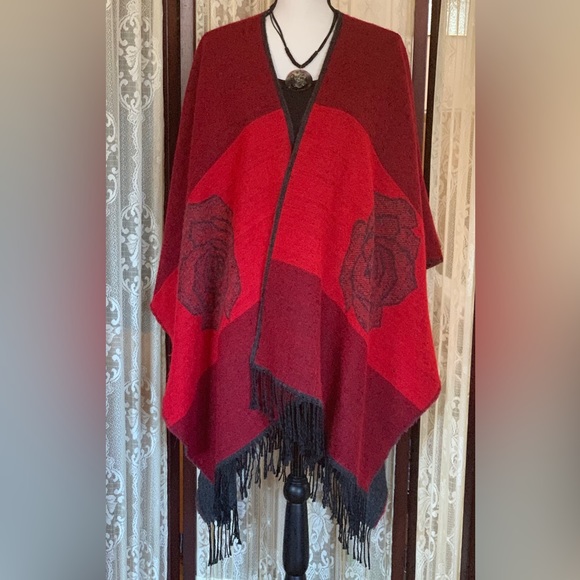 BEAUTIFUL REVERSIBLE ROSE DESIGN FRINGED CAPE PANCHO SHAWL - Picture 8 of 12